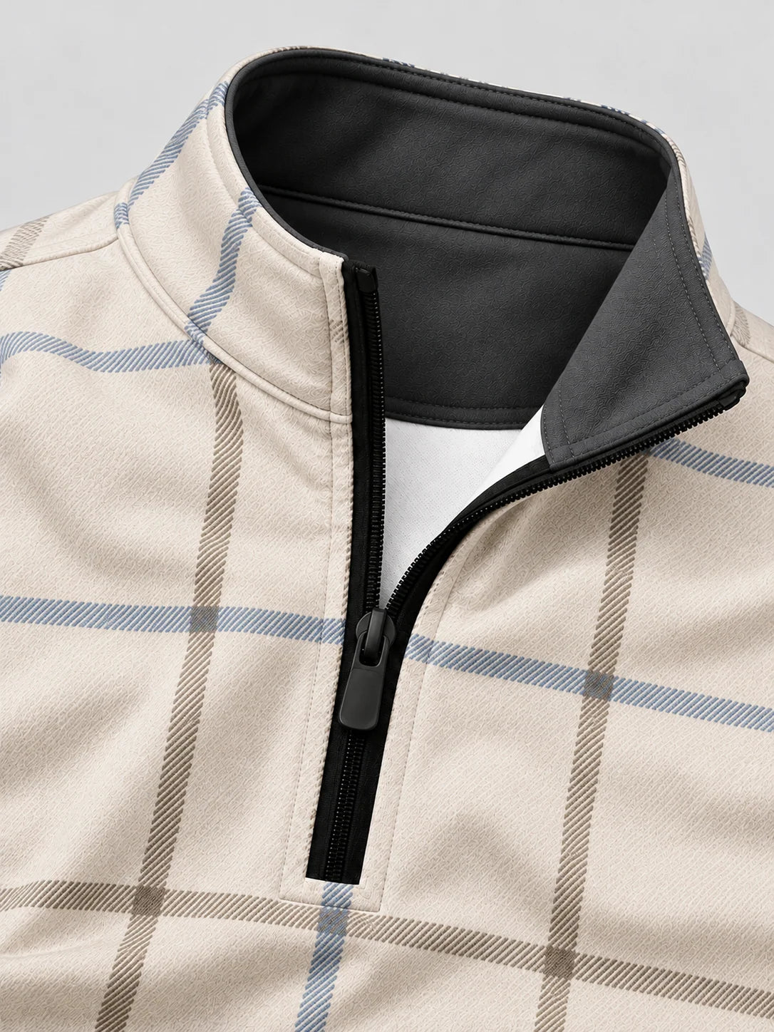 Cremefarbener Golfpullover aus Funktionsmaterial mit blauem Karomuster und kurzem Reißverschluss