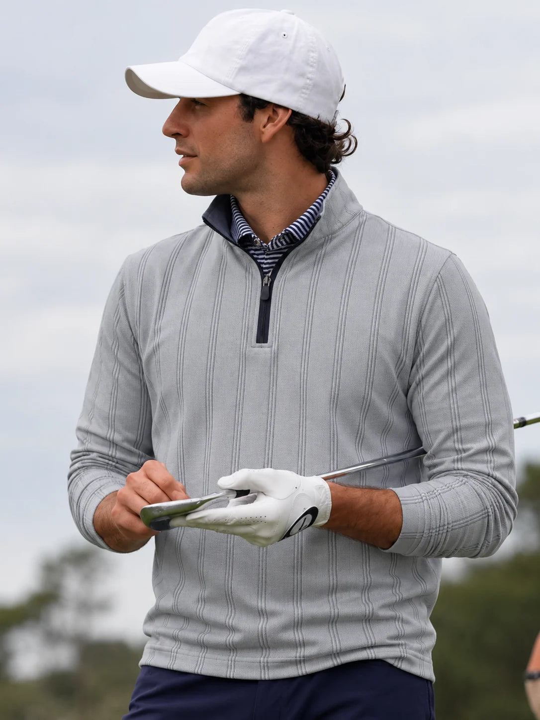 Silbergrauer Golfpullover mit feinem Nadelstreifenmuster, Funktionsmaterial und Viertelreißverschluss