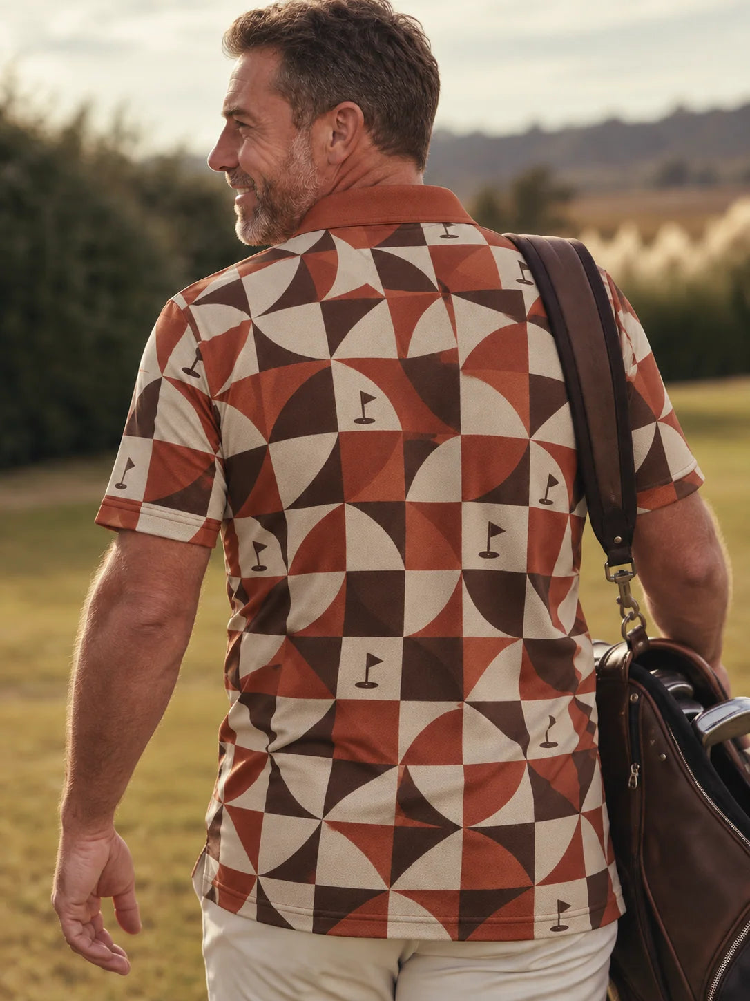 Terrakottafarbenes geometrisches Performance-Golfpoloshirt