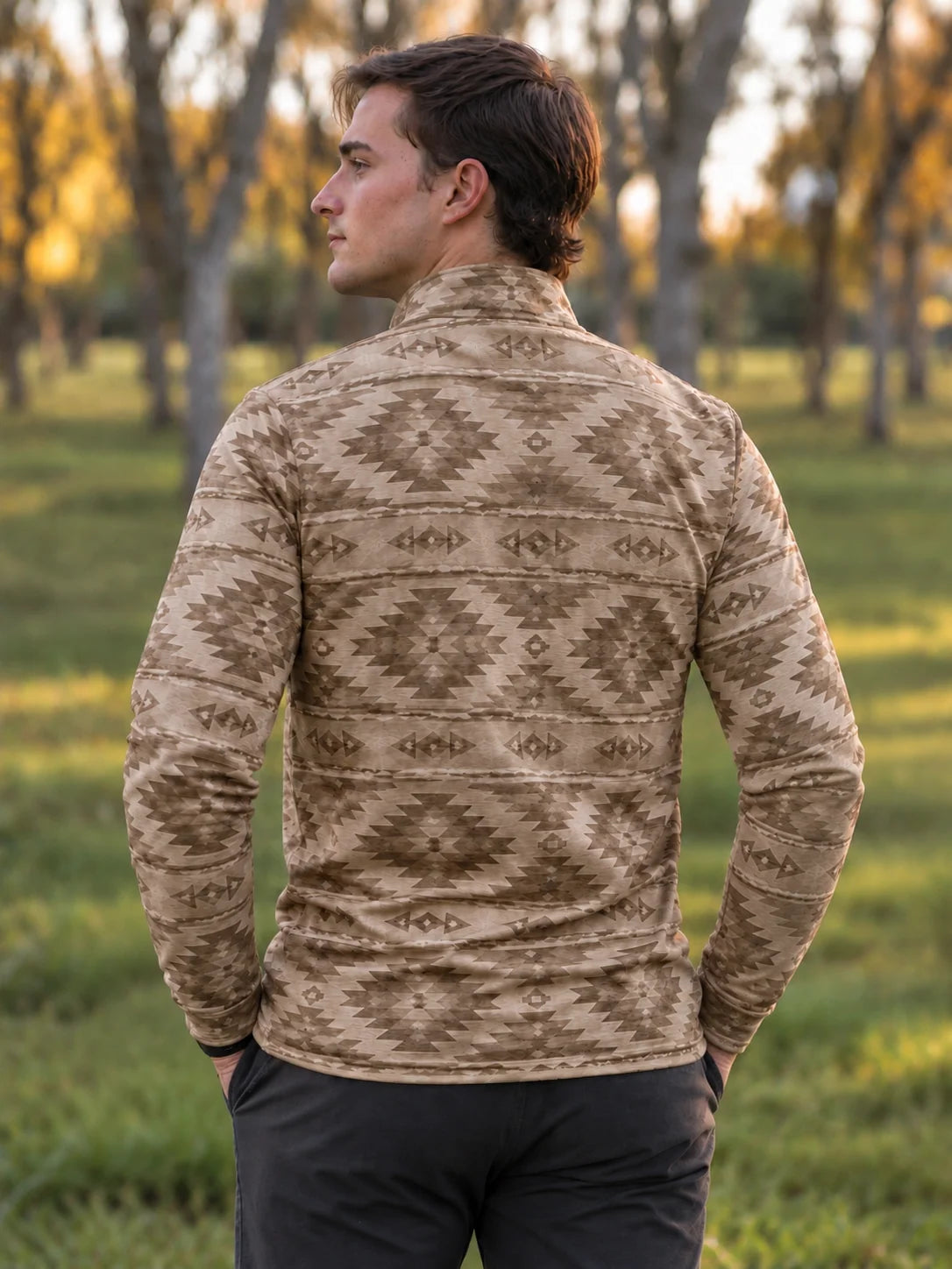 Golf-Pullover aus Funktionsmaterial in Sandbeige mit geometrischem Southwestern-Muster und Viertelreißverschluss