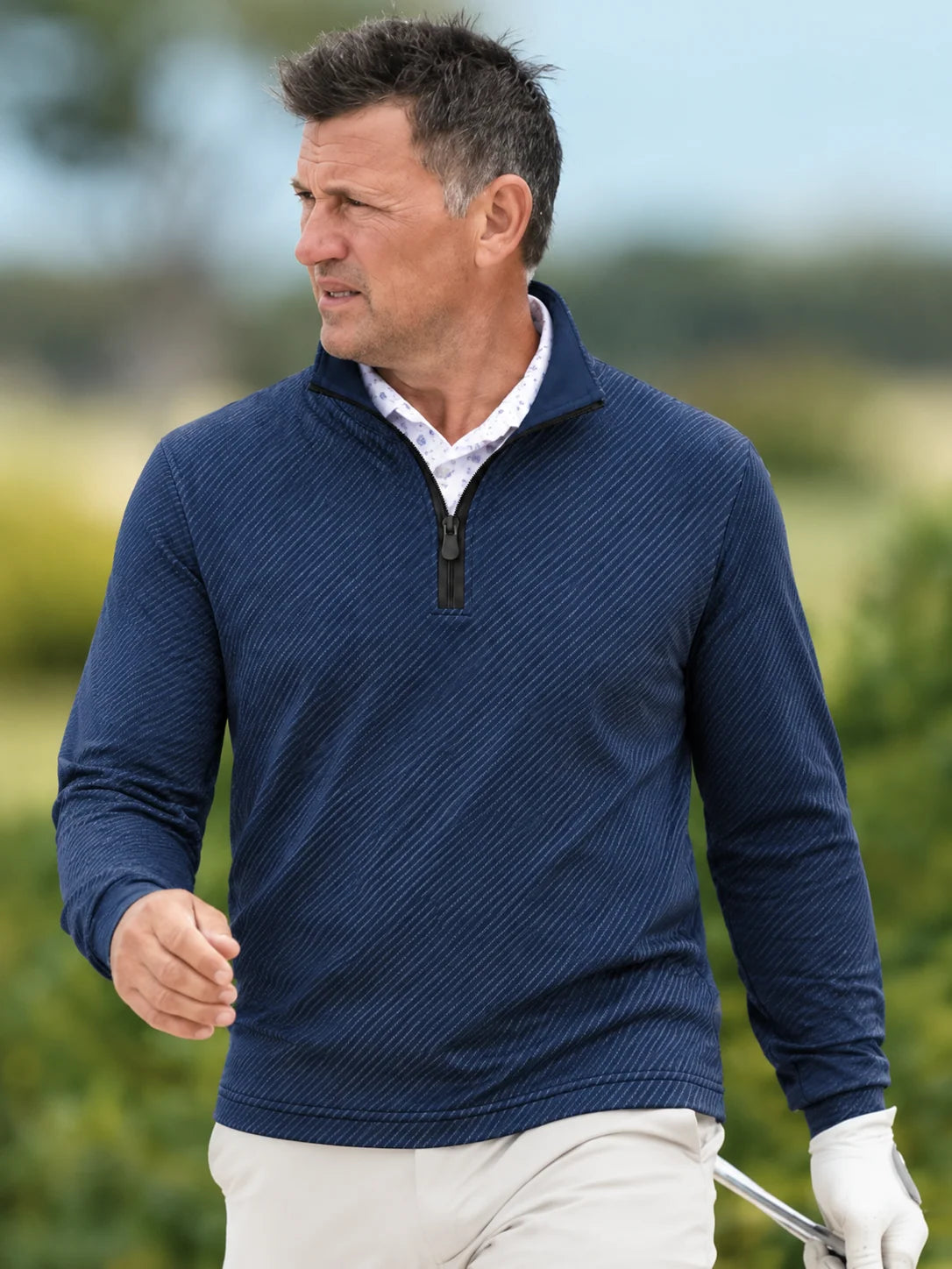 Golf-Pullover mit Viertelreißverschluss und diagonalem Streifenmuster in Marineblau