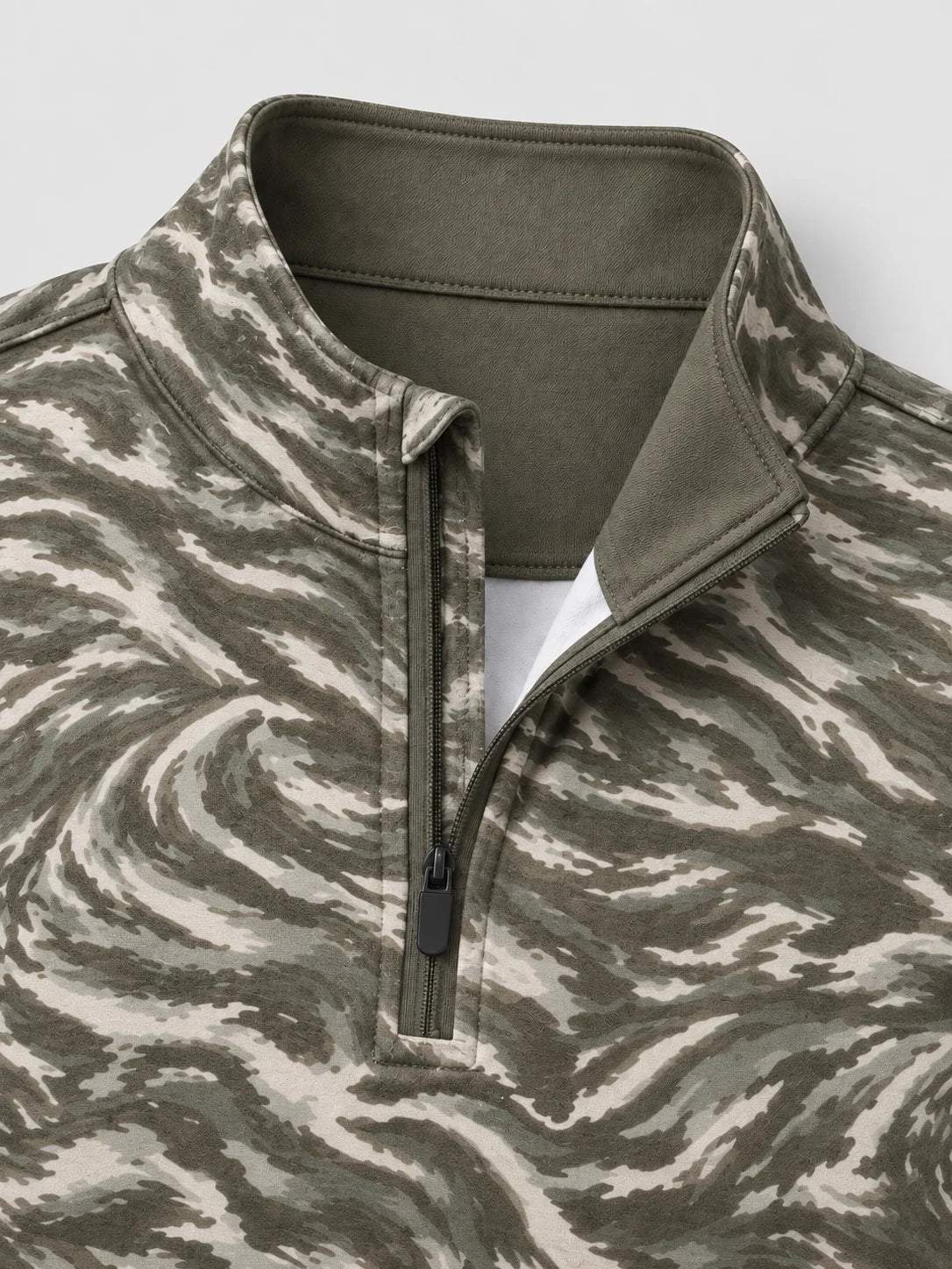 Salbeigrüner Performance-Pullover mit Marmormuster und kurzem Reißverschluss