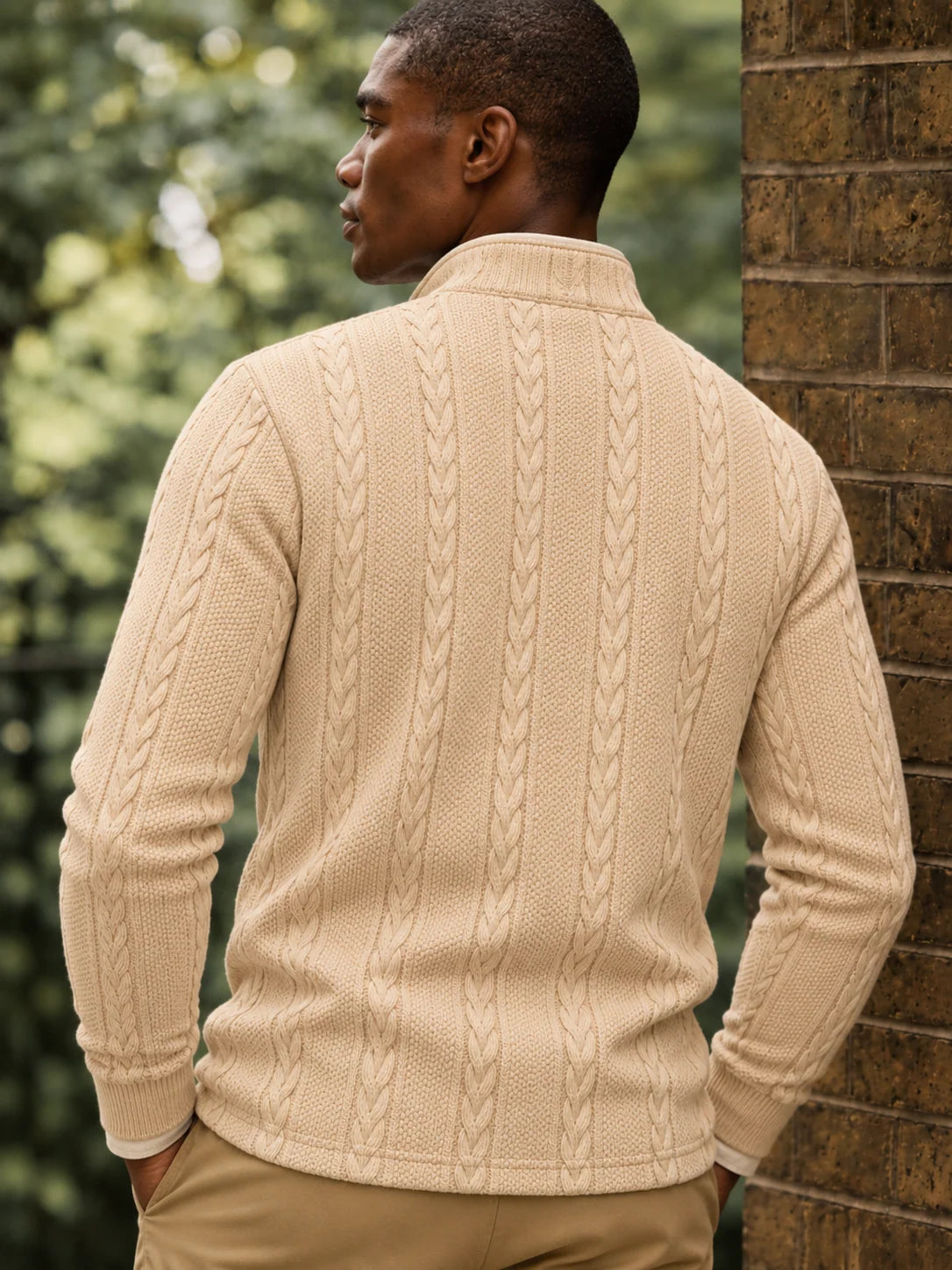 Golf-Pullover mit Viertelreißverschluss und Zopfmuster in Cremeweiß